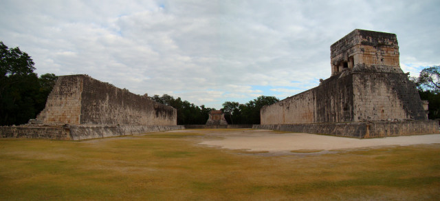 Chichen-Itza-Ballcourt-Panorama-2010.jpg