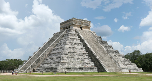 3840px-Chichen_Itza_3.jpg